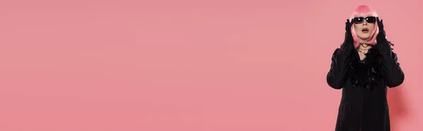 Перетащите Королеву Пиджаке Перчатках Трогательных Солнцезащитных Очках Розовом Фоне Баннер — стоковое фото