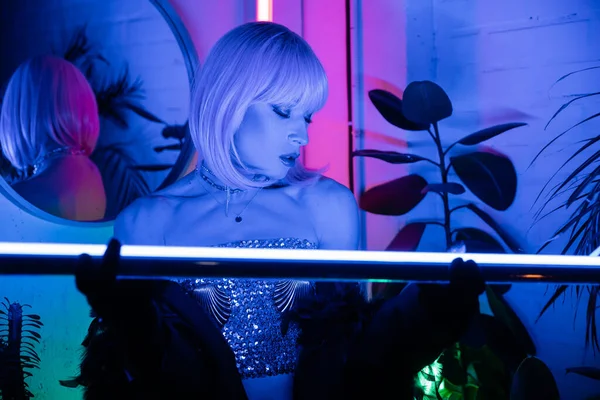 Trendy Drag Queen Wig Top Holding Neon Lamp Home — Stock Photo, Image