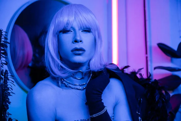 Portré Stílusos Drag Queen Parókában Kesztyűben Nézi Kamera Neon Fény — Stock Fotó