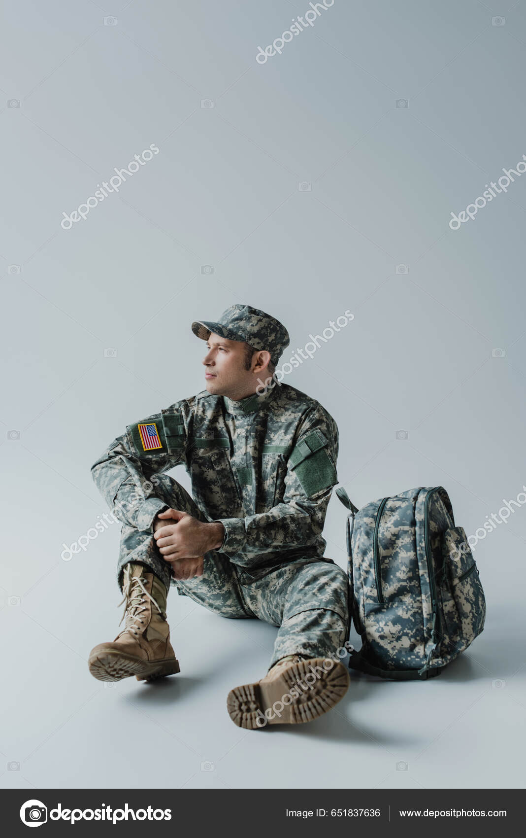 Menino Uniforme Militar Segurando Dobrado Bandeira Americana Mãos Fundo  Cinza fotos, imagens de © IgorVetushko #205329022