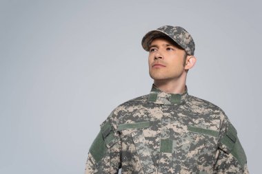 Askerî üniformalı Amerikalı vatansever, gri üniformalı, anma gününde başka tarafa bakıyor.