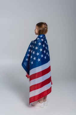 Anma gününde Amerika bayrağına sarılmış vatansever reşit olmayan kız. 