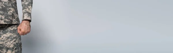 Обрезанный Вид Патриотического Солдата Военной Форме Стоящего Сжатым Кулаком Сером — стоковое фото