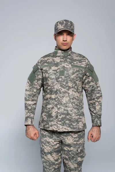 Патриотический Солдат Военной Форме Кепке Стоящий Сжатыми Кулаками Изолированными Сером — стоковое фото