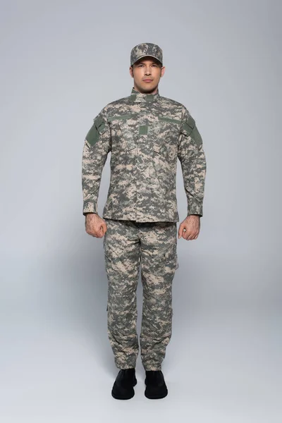 Askeri Üniformalı Şapkalı Bir Vatansever Asker Gri Yumruklarıyla Ayakta Duruyor — Stok fotoğraf