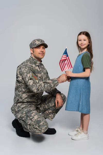 Fröhliche Preteen Girl Gibt Flagge Der Vereinigten Staaten Glücklichen Vater — Stockfoto