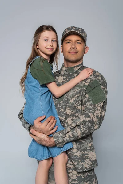 Glad Serviceman Militär Uniform Innehav Vapen Dotter Isolerad Grå — Stockfoto