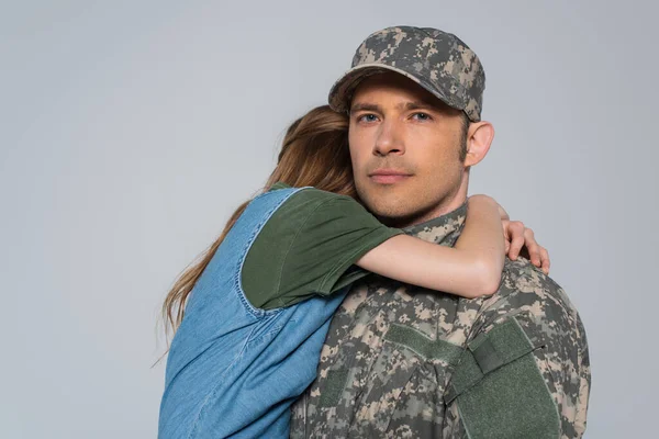 Meisje Knuffelen Vader Militaire Uniform Tijdens Memorial Dag Geïsoleerd Grijs — Stockfoto