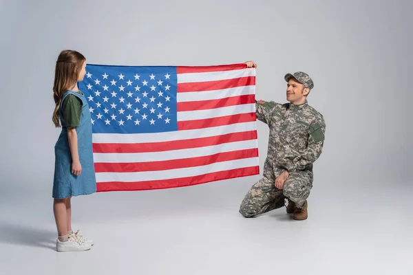 Heureux Militaire Uniforme Militaire Tenant Drapeau Des États Unis Avec — Photo