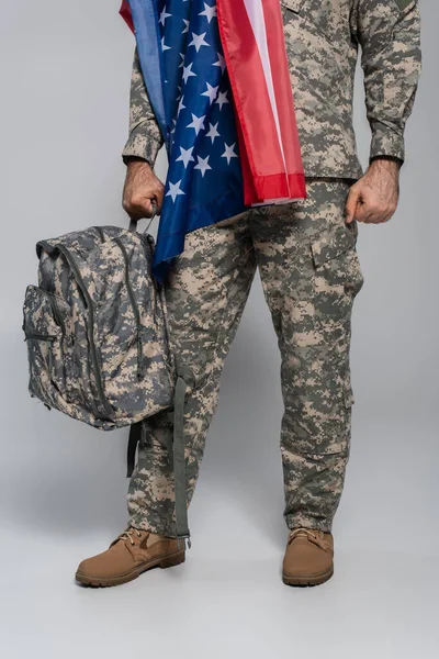 Pemandangan Serdadu Tentara Berseragam Dengan Bendera Amerika Serikat Sedang Memegang — Stok Foto