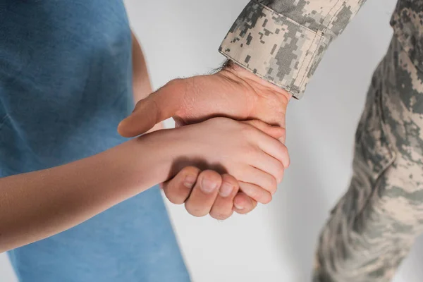 Vue Recadrée Préadolescente Tenant Main Courageux Père Uniforme Armée Pendant — Photo