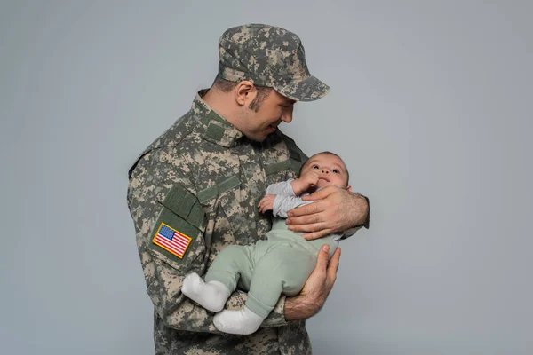 Soldado Feliz Uniforme Boné Segurando Filho Recém Nascido Isolado Cinza — Fotografia de Stock