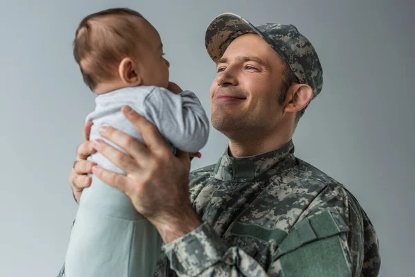 Nöjd Armé Soldat Uniform Hålla Nyfödd Son Vapen Isolerad Grå — Stockfoto