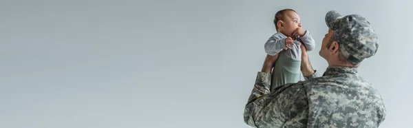 Żołnierz Armii Mundurze Czapce Trzymając Syna Ramionach Odizolowanych Szarości Sztandar — Zdjęcie stockowe