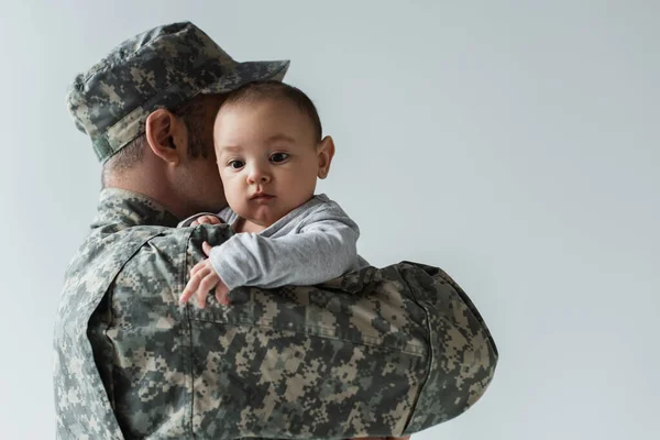 Pai Uniforme Militar Boné Abraçando Filho Infantil Isolado Cinza — Fotografia de Stock