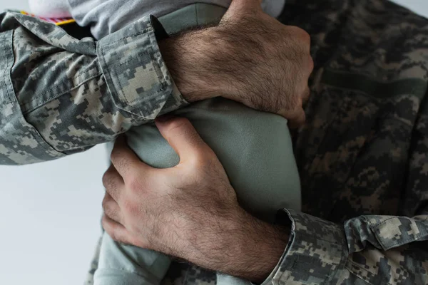 Asker Üniformalı Asker Gri Alanda Izole Edilmiş Küçük Oğlunu Kucaklıyor — Stok fotoğraf