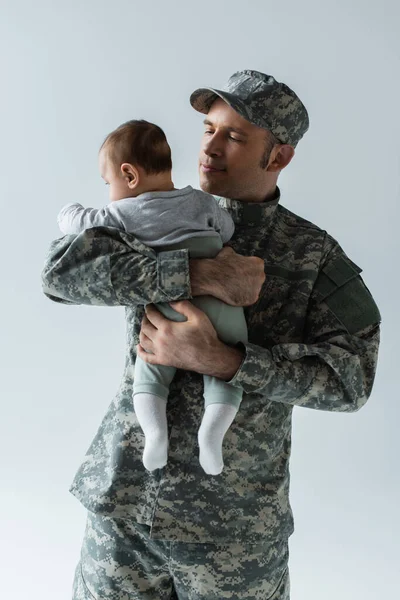 Orgulhoso Serviceman Uniforme Militar Boné Abraçando Filho Infantil Isolado Cinza — Fotografia de Stock