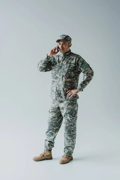 Comprimento Total Serviceman Boné Uniforme Exército Falando Smartphone Cinza — Fotografia de Stock