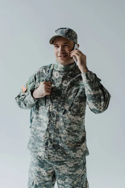 Счастливый Военнослужащий Военной Форме Говорить Смартфоне Изолированы Серый — стоковое фото