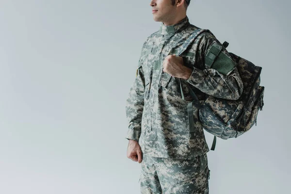 Vista Cortada Serviceman Uniforme Exército Com Mochila Isolada Cinza — Fotografia de Stock