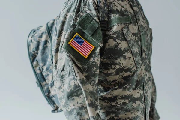 Vista Cortada Militar Americano Uniforme Exército Com Mochila Isolada Cinza — Fotografia de Stock