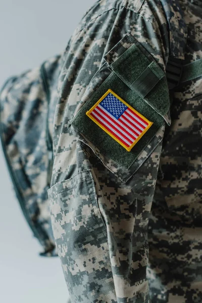 Vista Cortada Soldado Americano Uniforme Exército Com Mochila Isolada Cinza — Fotografia de Stock