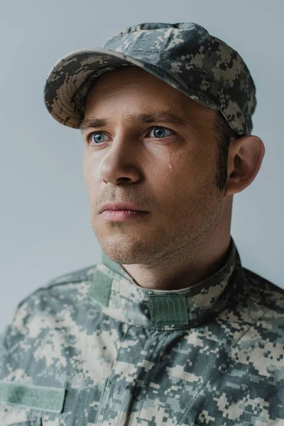 軍の制服を着た悲しい兵士がグレイに孤立した追悼の日に泣き — ストック写真