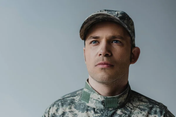 灰色で隔絶された記念日に制服を着た悲しい軍人が泣き — ストック写真