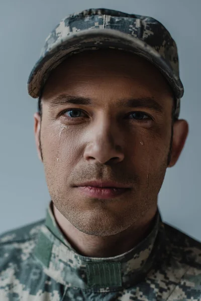 Askerî Üniformalı Üzgün Askerin Portresi Anma Gününde Ağlıyordu Gri Üzerinde — Stok fotoğraf