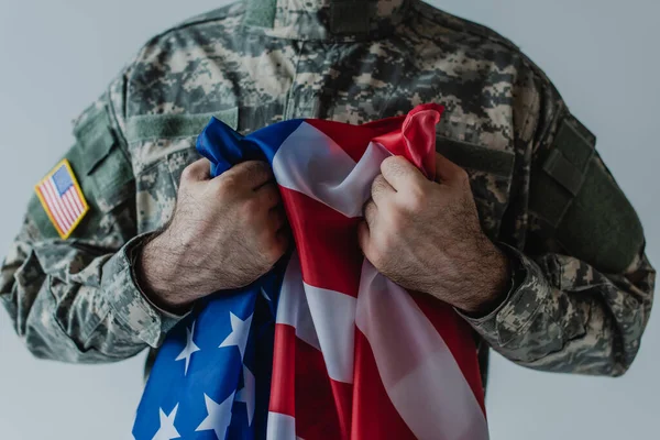 Den Amerikanske Soldaten Holdt Usas Flagg Isolert Grå Dag – stockfoto