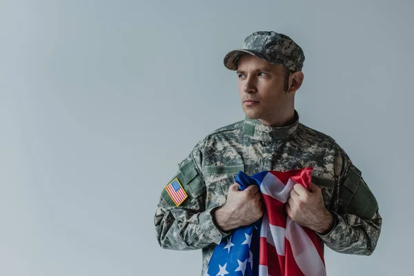 Amerikanischer Soldat Hält Flagge Der Vereinigten Staaten Während Gedenktag Weint — Stockfoto