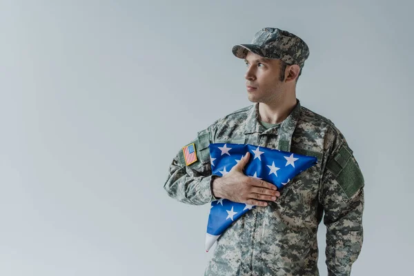 Vakker Amerikansk Soldat Militæruniform Med Foldet Flagg Minnedagen Isolert Grå – stockfoto