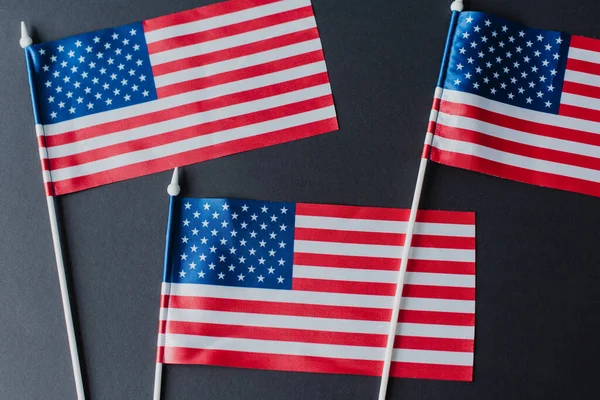 Bovenaanzicht Van Drie Amerikaanse Vlaggen Met Sterren Strepen Geïsoleerd Zwart — Stockfoto