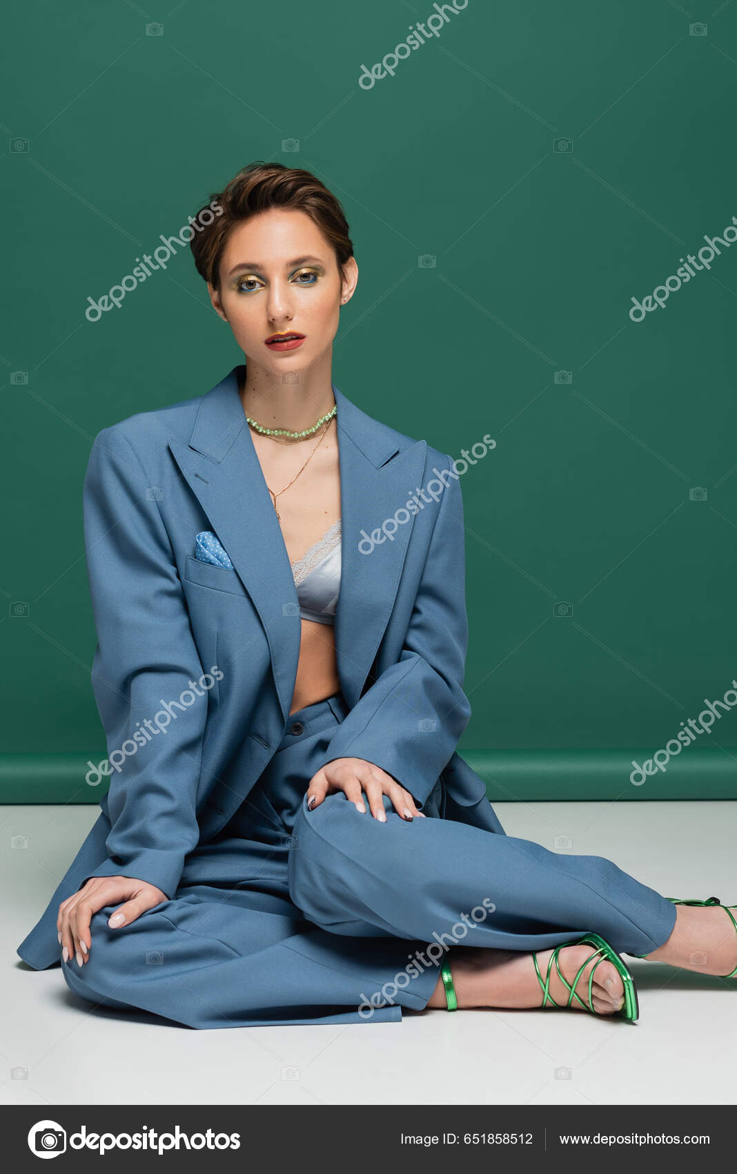Mujer Joven Con Pelo Corto Posando Traje Moda Sandalias Sobre