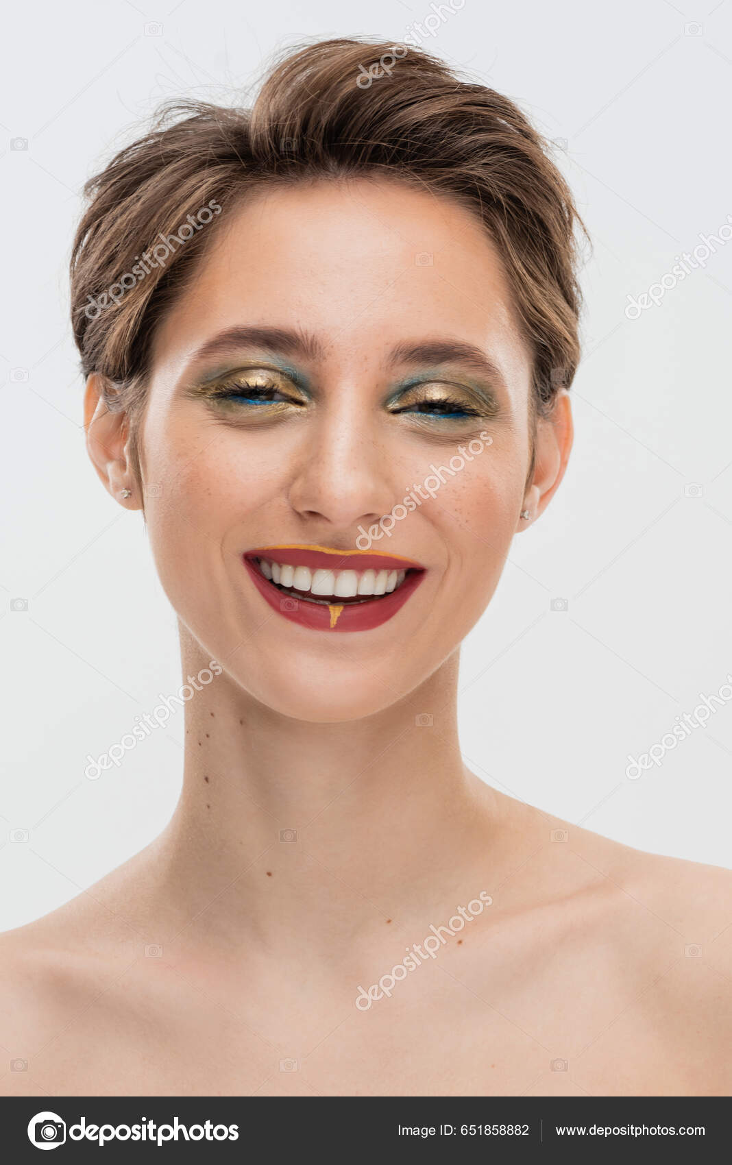 Retrato de uma menina bonita com cabelo curto no cabelo e maquiagem  brilhante