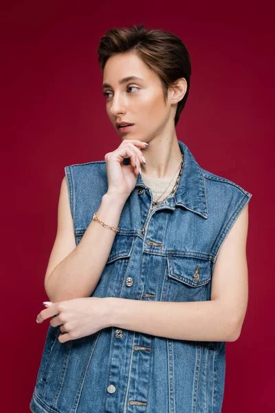 Young Model Short Hair Looking Away While Posing Dark Red — Stock Photo, Image