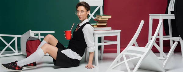 Student Elegant Ochelari Care Deține Băutură Ceașcă Plastic Lângă Scaune — Fotografie, imagine de stoc