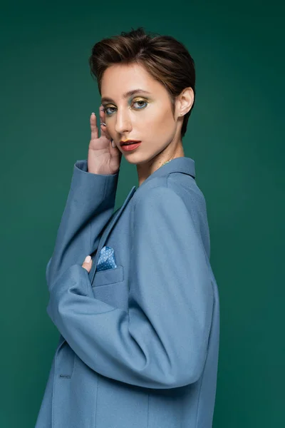 Stijlvolle Vrouw Blauwe Blazer Poseren Turquoise Groene Achtergrond — Stockfoto