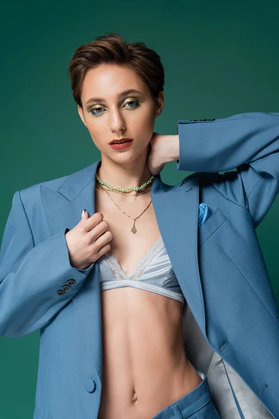 Modelo Jovem Com Cabelo Curto Posando Casaco Azul Com Sutiã — Fotografia de Stock