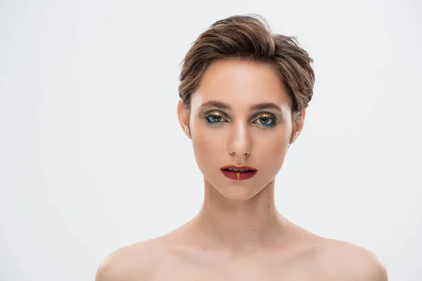 Mujer Joven Con Pelo Corto Maquillaje Brillante Pie Con Hombros —  Fotos de Stock