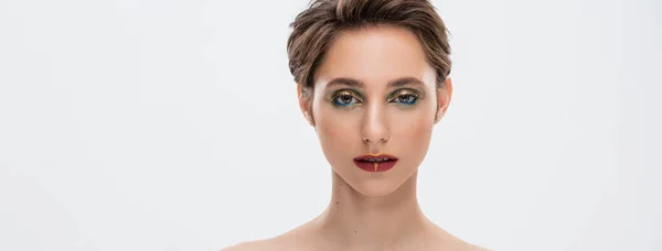 Mujer Joven Con Pelo Corto Maquillaje Brillante Mirando Cámara Aislada — Foto de Stock
