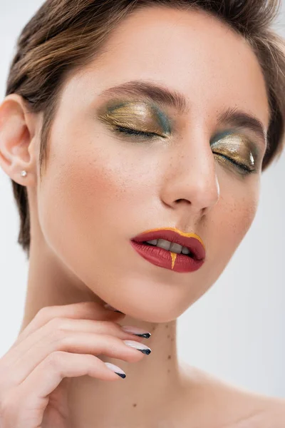 Mujer Joven Con Pelo Corto Maquillaje Brillante Posando Con Los — Foto de Stock