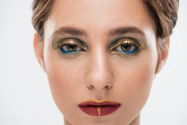 Primer Plano Mujer Joven Con Pelo Corto Maquillaje Brillante Mirando — Foto de Stock