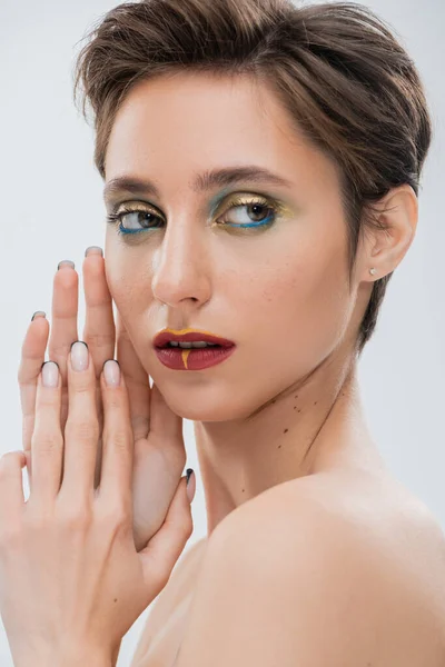 Retrato Jovem Com Maquiagem Brilhante Olhando Para Longe Isolado Cinza — Fotografia de Stock