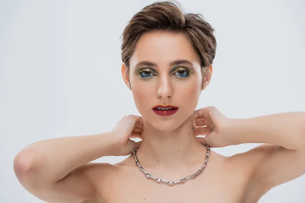 Młoda Kobieta Błyszczącym Makijażem Krótkie Włosy Noszące Srebrny Łańcuszek Naszyjnik — Zdjęcie stockowe