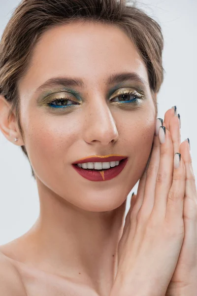 Mujer Joven Feliz Con Maquillaje Brillante Ojos Pelo Corto Pie — Foto de Stock