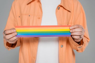 Gri üzerinde lgbt bayrağı tutan eşcinsel görüntüsü  