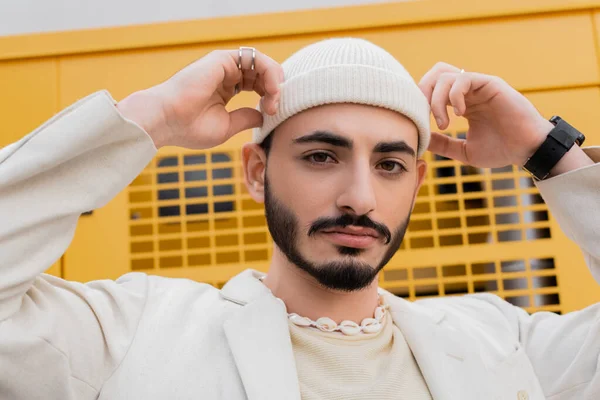 Joven Gay Hombre Usando Blanco Sombrero Mirando Cámara Aire Libre — Foto de Stock