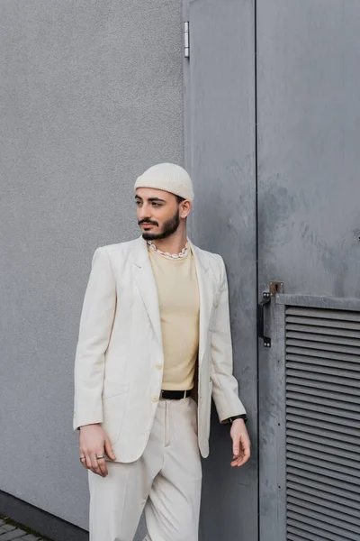 Homem Homossexual Moda Chapéu Terno Olhando Para Longe Perto Edifício — Fotografia de Stock