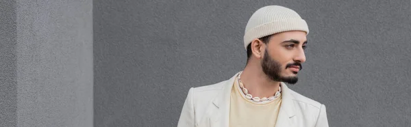 Pria Homoseksual Bergaya Dengan Topi Krem Dan Jaket Menghadap Luar — Stok Foto